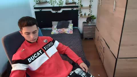 santi_ss online show from May 16, 2:04 pm