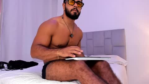 santiago_huntt online show from April 17, 9:50 pm
