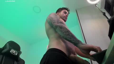 Snapshot of sebastianortizm chatting on February 21, 2:50 am Lucian Sinclair online show from February 21, 2:50 am