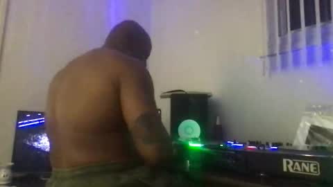 smellmycologne online show from November 22, 5:18 am