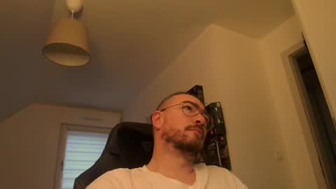 AllDayIDream online show from December 4, 7:06 am