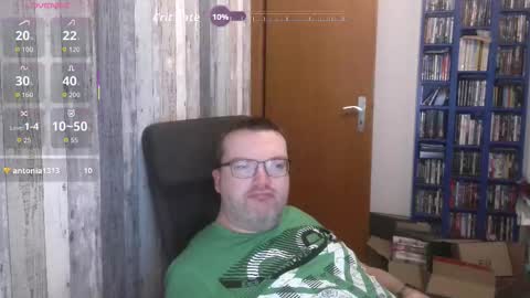 Snapshot of still_alive1985 chatting on October 19, 6:07 am Oliver online show from October 19, 6:07 am