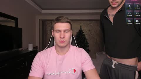 Snapshot of stranggee chatting on December 22, 8:03 pm Artem online show from December 22, 8:03 pm