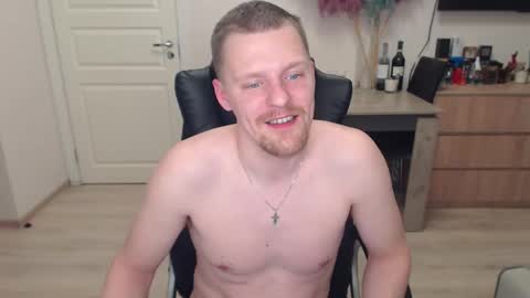 strong_guy_xxx online show from November 30, 9:06 pm