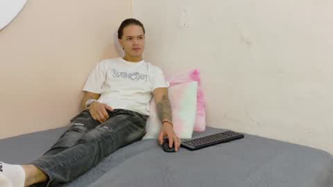 thiagobrooks_ online show from July 7, 12:20 pm