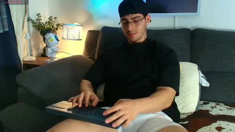 thomylov online show from May 29, 3:38 am