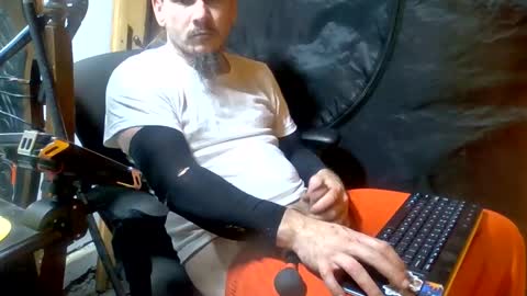 Snapshot of thunder8u42 chatting on October 19, 9:12 am thunder8u42 online show from October 19, 9:12 am