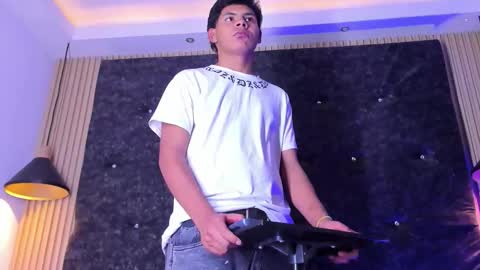 tommy_bigcock19 online show from November 9, 9:30 pm