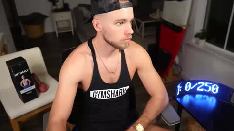 Snapshot of troy_greenxo chatting on February 25, 3:20 am Troy Green online show from February 25, 3:20 am