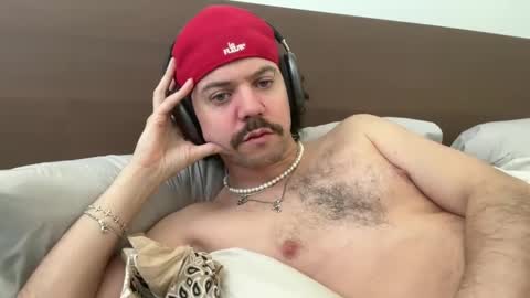 Tyleruzi online show from December 6, 4:17 pm