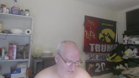 Snapshot of usgoober chatting on February 25, 3:31 am Eric online show from February 25, 3:31 am