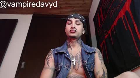 Snapshot of vampiredavyd chatting on January 30, 12:50 am david guzman i model independenthelp me with a thumbs up online show from January 30, 12:50 am