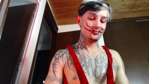 Snapshot of vampiredavyd chatting on January 23, 12:25 am david guzman i model independenthelp me with a thumbs up online show from January 23, 12:25 am