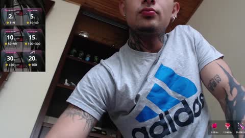 Snapshot of vampiredavyd chatting on December 30, 8:47 pm david guzman i model independenthelp me with a thumbs up online show from December 30, 8:47 pm
