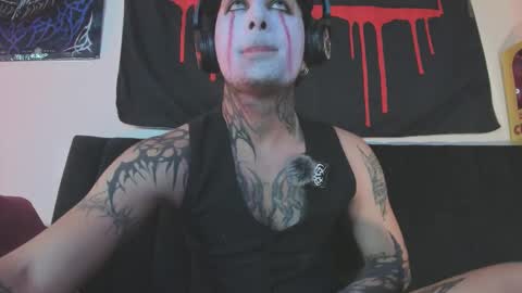 Snapshot of vampiredavyd chatting on September 14, 2:57 am david guzman i model independenthelp me with a thumbs up online show from September 14, 2:57 am