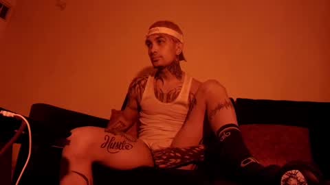 Snapshot of vampiredavyd chatting on March 3, 1:07 am david guzman i model independenthelp me with a thumbs up online show from March 3, 1:07 am