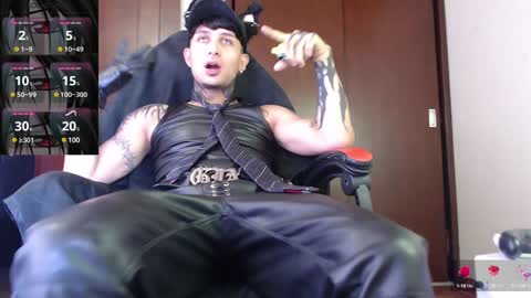 Snapshot of vampiredavyd chatting on December 29, 12:30 am david guzman i model independenthelp me with a thumbs up online show from December 29, 12:30 am