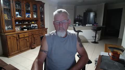 Wellhelloo online show from February 24, 7:03 pm