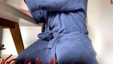 Winniethephoota online show from November 16, 7:05 pm