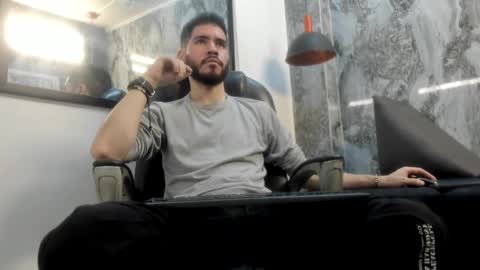 woltcrwuaboy online show from December 7, 11:23 pm