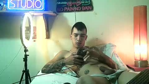 yeisoncastellanos1999 online show from May 9, 7:04 pm