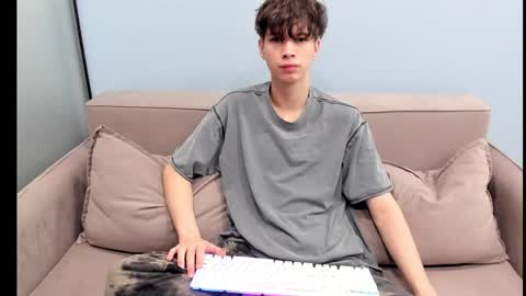 your_shy_guy online show from October 26, 2:02 am