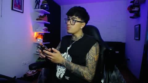 zac_muller1 online show from December 22, 4:20 am