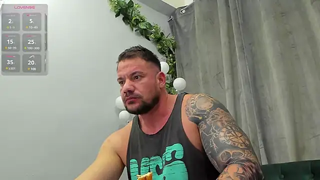 Snapshot of musclemonster31 chatting on February 23, 5:17 am musclemonster31 online show from February 23, 5:17 am