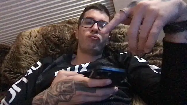 Snapshot of Bwcjoshbanks chatting on December 8, 1:24 am Bwcjoshbanks online show from December 8, 1:24 am