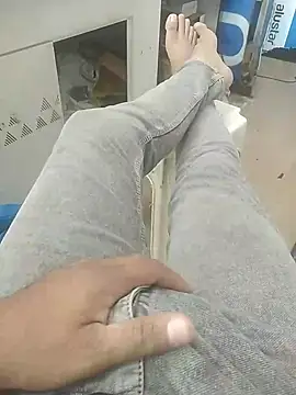 Snapshot of deshifuckers chatting on February 19, 10:56 am deshifuckers online show from February 19, 10:56 am