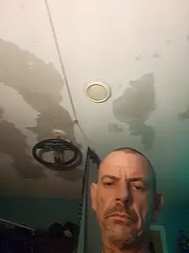 Snapshot of deepstroker42071 chatting on January 7, 9:21 am deepstroker42071 online show from January 7, 9:21 am