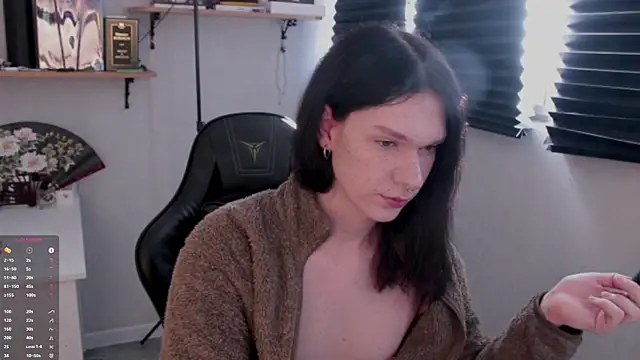 Snapshot of carthylovvve chatting on February 9, 1:03 pm carthylovvve online show from February 9, 1:03 pm