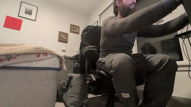 Armyexhibitionistvet online show from December 14, 8:32 am