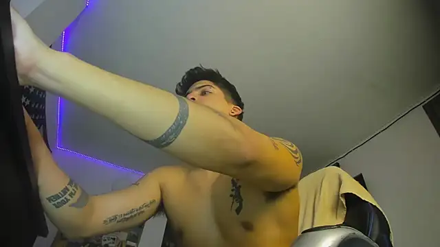 Snapshot of charlie_hotxxx chatting on January 6, 1:20 am charlie hotxxx online show from January 6, 1:20 am