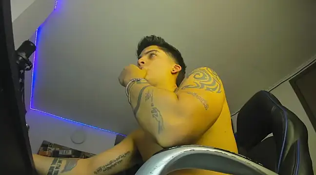 Snapshot of charlie_hotxxx chatting on February 13, 3:50 am charlie hotxxx online show from February 13, 3:50 am