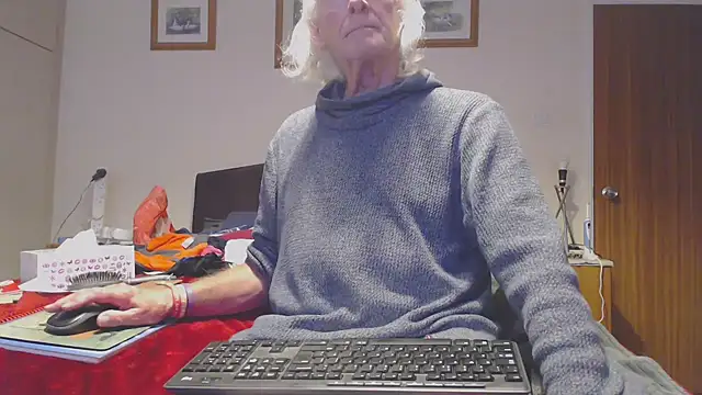 Snapshot of WaverlyKernow chatting on October 18, 12:21 pm WaverlyKernow online show from October 18, 12:21 pm