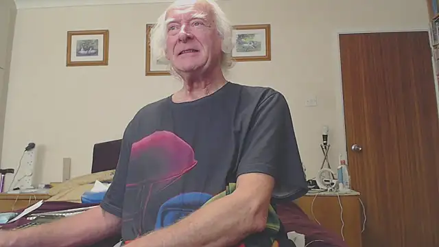 Snapshot of WaverlyKernow chatting on January 31, 10:31 am WaverlyKernow online show from January 31, 10:31 am