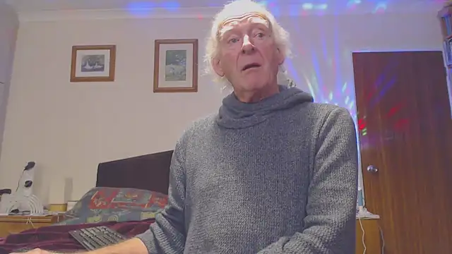 Snapshot of WaverlyKernow chatting on December 2, 12:27 pm WaverlyKernow online show from December 2, 12:27 pm