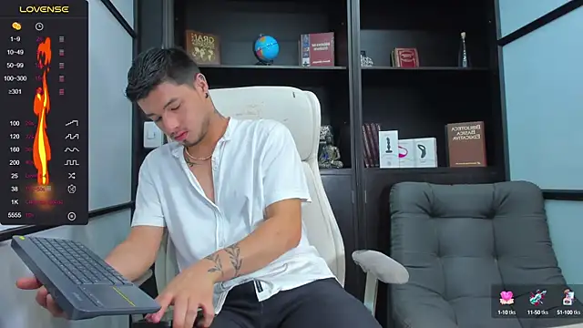 EdwardRoss  online show from December 8, 7:32 pm