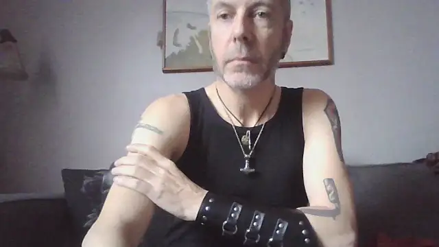 Snapshot of SHARPSkinhead chatting on January 18, 8:41 am SHARPSkinhead online show from January 18, 8:41 am