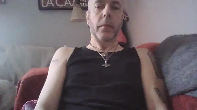 Snapshot of SHARPSkinhead chatting on January 22, 9:24 am SHARPSkinhead online show from January 22, 9:24 am
