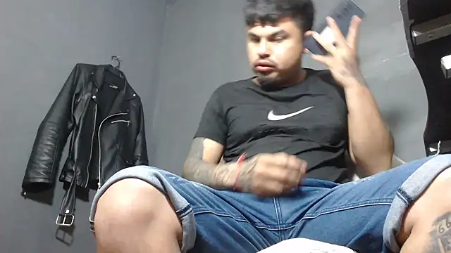 Snapshot of DickMasterfindom chatting on March 23, 5:10 am DickMasterfindom online show from March 23, 5:10 am