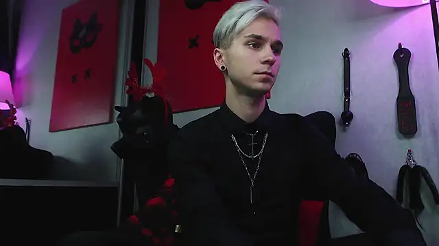 Joseph  Quinn online show from December 18, 6:03 pm