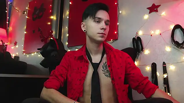 Joseph  Quinn online show from December 29, 1:38 pm