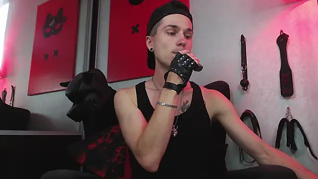 Joseph  Quinn online show from February 14, 12:14 pm