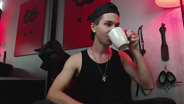 Joseph  Quinn online show from March 3, 8:01 am