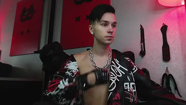 Joseph  Quinn online show from January 24, 10:53 am