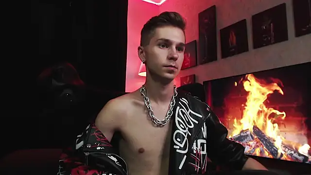 Joseph  Quinn online show from September 16, 11:55 am