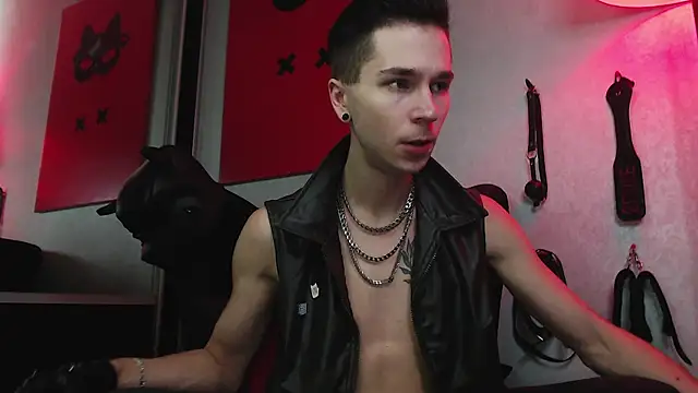 Joseph  Quinn online show from January 18, 10:49 am