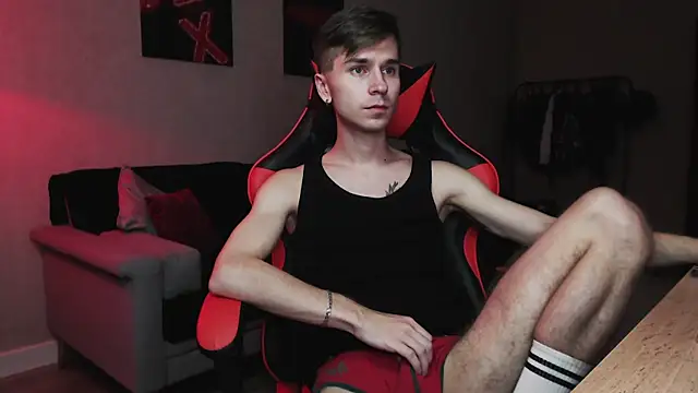 Joseph  Quinn online show from October 20, 1:15 pm